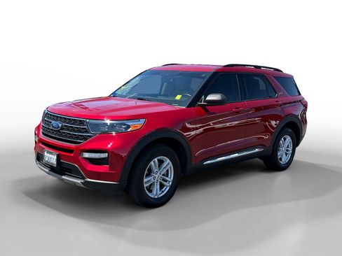 Certified 2023 Ford Explorer XLT w/ Equipment Group 202A AWD/4WD image 1