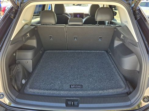 Certified 2025 Volkswagen Tiguan SE w/ Panoramic Sunroof Package AWD/4WD image 15