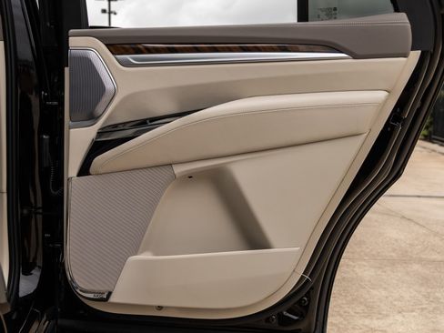 Used 2026 Cadillac Escalade Platinum Sport w/ LPO, Floor Liner Package AWD/4WD image 41
