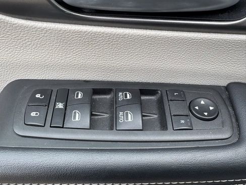 Certified 2023 Chrysler Pacifica Touring-L image 9