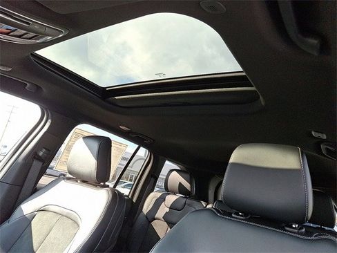 New 2025 Jeep Grand Cherokee Altitude image 10