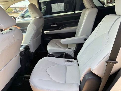 Used 2024 Toyota Grand Highlander AWD image 12