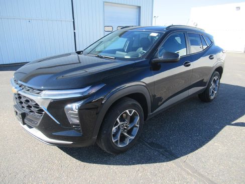 Used 2025 Chevrolet Trax LT w/ Driver Confidence Package image 1