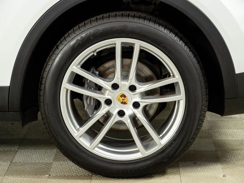 Certified 2023 Porsche Cayenne AWD/4WD image 38