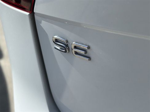 Used 2022 Volkswagen Tiguan SE image 12