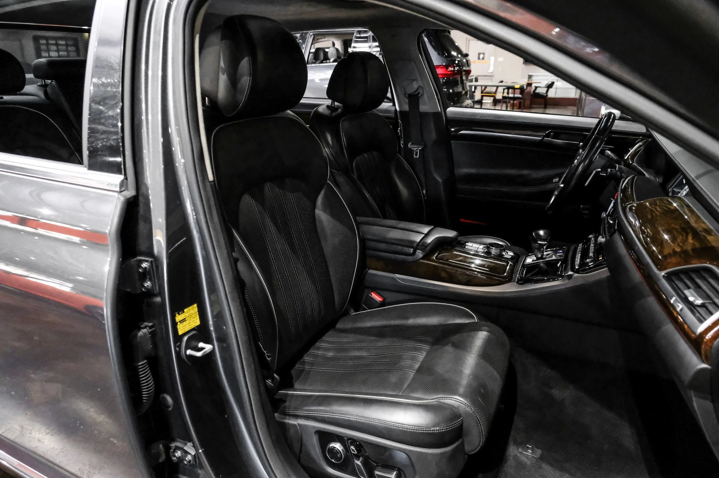 Used 2018 Genesis G90 3.3T Premium AWD/4WD image 36