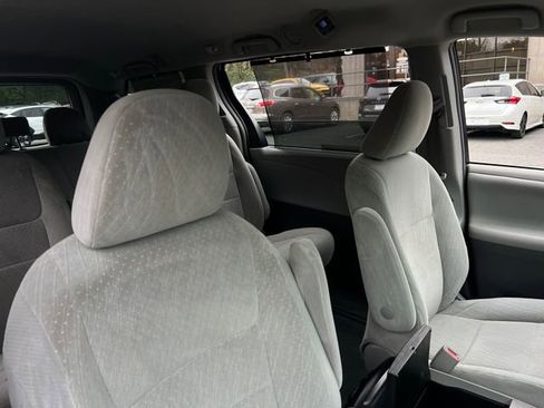 Used 2018 Toyota Sienna LE image 30