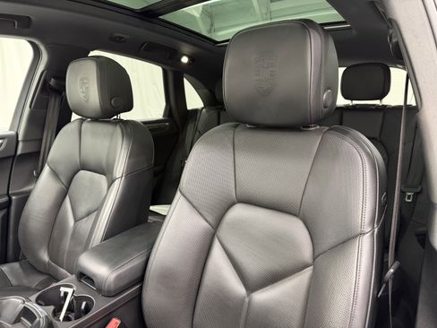Certified 2022 Porsche Macan image 5
