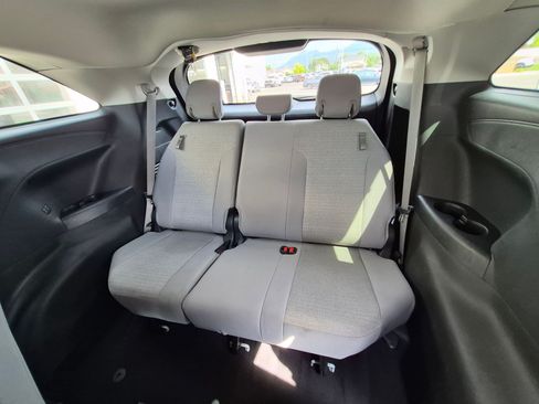 Used 2025 Toyota Sienna LE FWD image 31