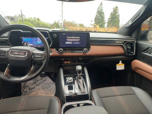 Used 2024 GMC Canyon AT4 w/ Technology Package image 9