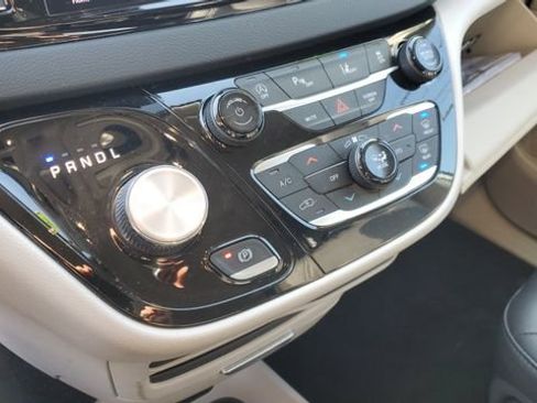 Certified 2024 Chrysler Pacifica Touring-L image 17