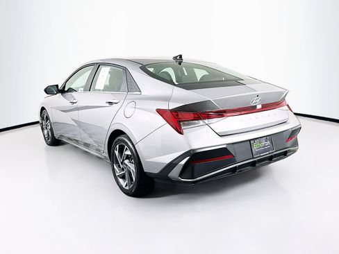 Used 2025 Hyundai Elantra SEL FWD image 5