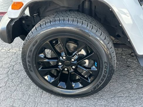 Used 2022 Jeep Wrangler Unlimited Sahara AWD/4WD image 12