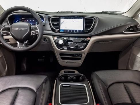 Used 2024 Chrysler Pacifica Limited FWD image 32