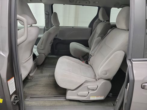 Used 2016 Toyota Sienna LE image 27