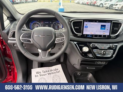 Used 2025 Chrysler Pacifica Select FWD image 13