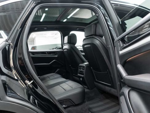 Used 2024 Porsche Cayenne AWD/4WD image 12