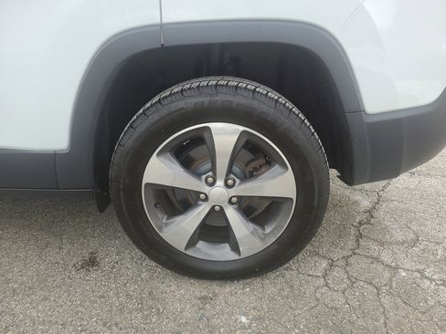 Used 2020 Jeep Cherokee Limited image 11