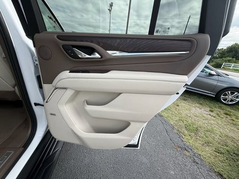 Used 2024 GMC Yukon Denali w/ Advanced Technology Package AWD/4WD image 21
