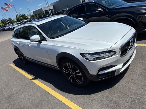 Used 2018 Volvo V90 T5 Cross Country w/ Convenience Package AWD/4WD image 3