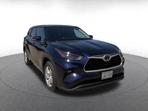 Used 2025 Toyota Highlander LE FWD image 3