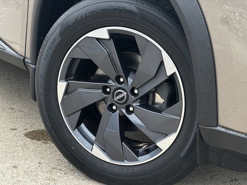 Used 2024 Nissan Rogue SV FWD image 3