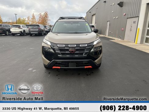 Used 2025 Nissan Rogue SV image 2