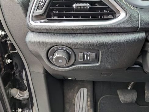 Used 2025 Chrysler Pacifica Limited image 34