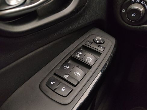 Used 2023 Jeep Cherokee Altitude Lux image 27