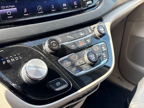 Used 2022 Chrysler Pacifica Touring-L FWD image 18
