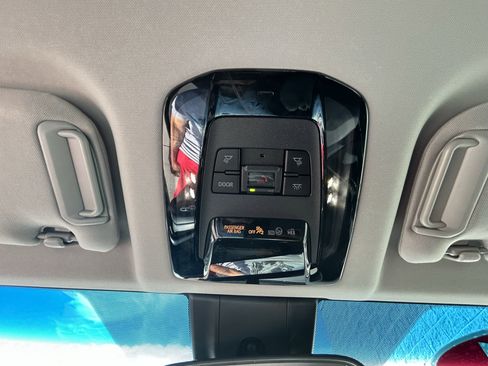 Certified 2021 Toyota Venza LE image 29