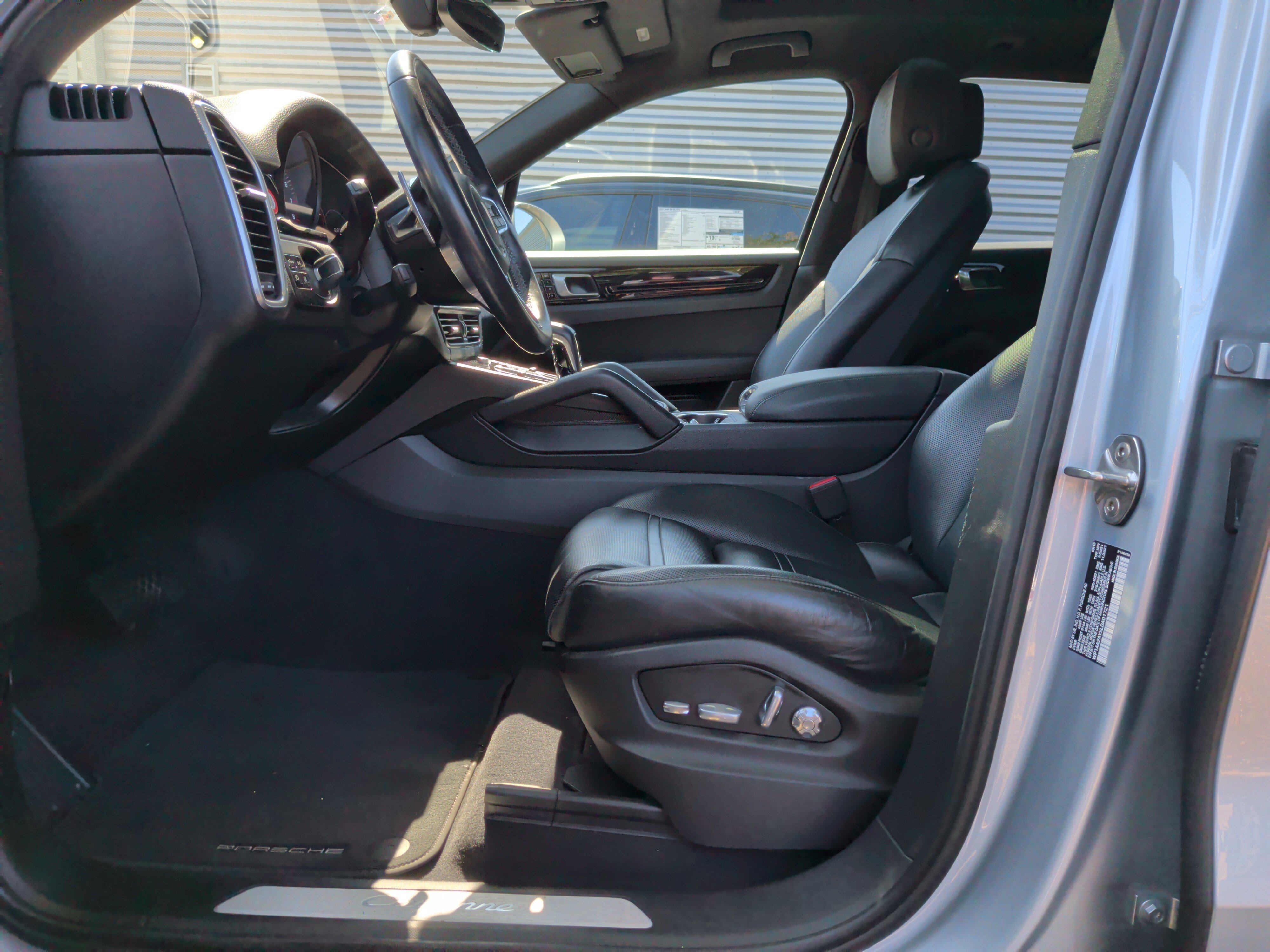 Used 2020 Porsche Cayenne AWD/4WD image 16