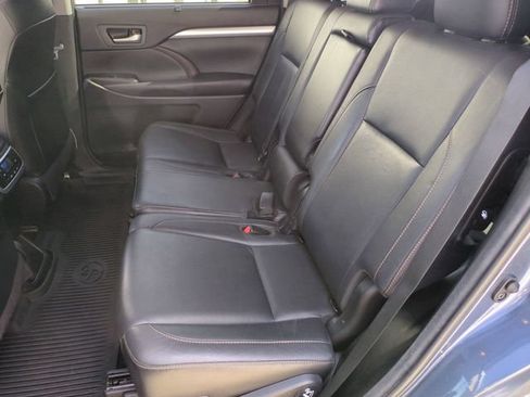 Used 2018 Toyota Highlander XLE AWD/4WD image 21