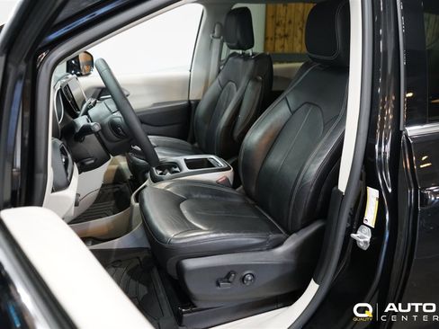 Used 2022 Chrysler Pacifica Touring-L image 12