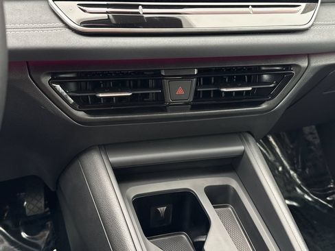 Used 2025 Volkswagen Tiguan SE FWD image 19