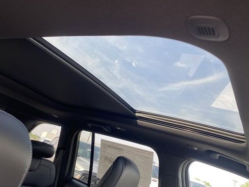 New 2025 Jeep Grand Cherokee Limited w/ Black Appearance Package image 32