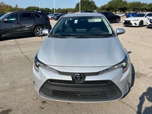 Used 2025 Toyota Corolla LE FWD image 2