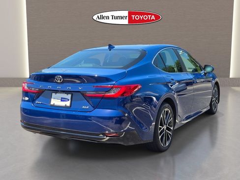 Used 2025 Toyota Camry XLE FWD image 5