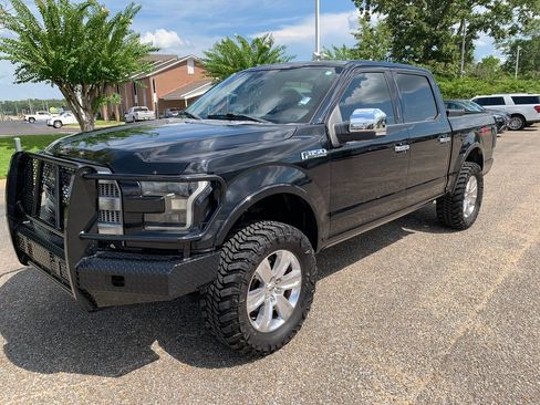 Used 2017 Ford F150 Platinum w/ Equipment Group 701A Luxury AWD/4WD image 4