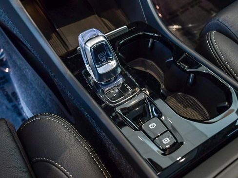 New 2025 Volvo XC40 B5 Ultra w/ Climate Package image 24