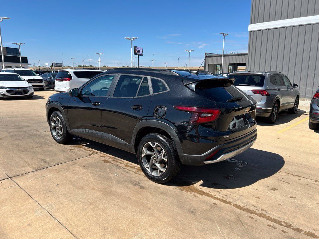 Used 2025 Chevrolet Trax LT w/ LT Convenience Package FWD image 2