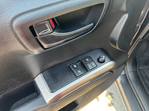Used 2021 Toyota Tacoma SR5 AWD/4WD image 11