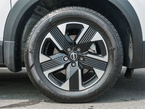 Used 2025 Nissan Kicks SV AWD/4WD image 19