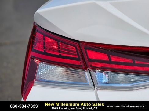 Used 2024 Hyundai Elantra Limited image 9