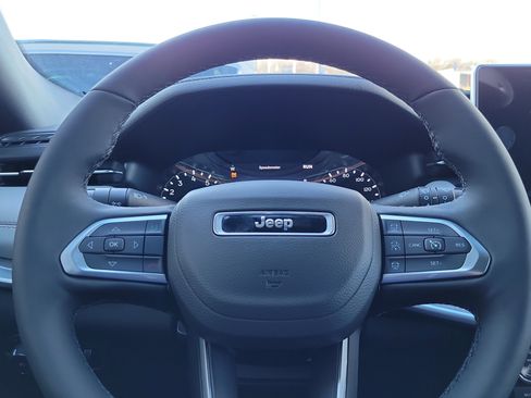 Used 2025 Jeep Compass Limited image 8