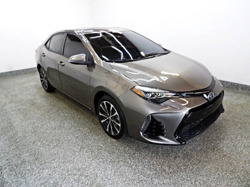 Used 2018 Toyota Corolla SE w/ SE Premium Package FWD image 3