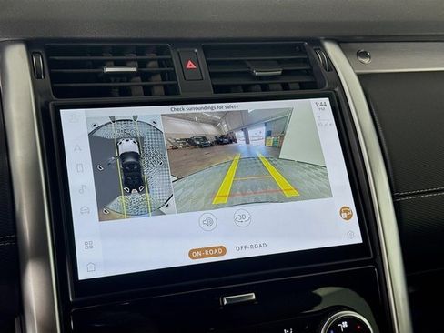 New 2025 Land Rover Discovery Dynamic SE image 17