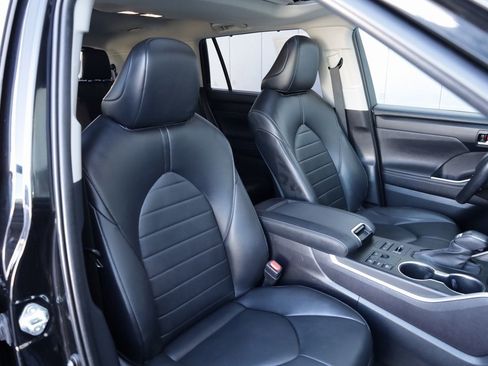 Certified 2023 Toyota Highlander XLE image 25