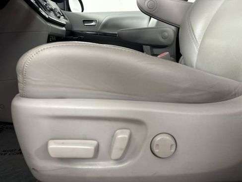 Used 2017 Toyota Sienna XLE image 22