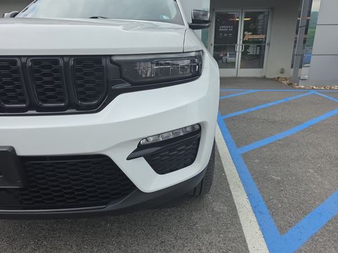 Used 2023 Jeep Grand Cherokee Limited w/ Black Appearance Package AWD/4WD image 10